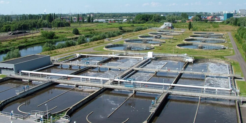 Planta de tratamiento de aguas residuales con tanques circulares de sedimentación.